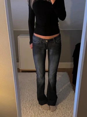 Mörkblå Lågmidjade jeans - Mörkblå Lågmidjade jeans från cheap Monday. Jag har sytt upp dom hemma (sista bilden) storlek w26 innerbenslängden är 84cm