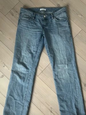 Baggy jeans gina - Ljusblå lågmidjade baggy jeans från gina. Finns ej kvar på hemsidan, strl 38 men jag är vanligtvis 34 å dessa sitter perfekt på mig. Brodyr på bakfickorna, endast använda 1 gång och är i väldigt bra skick 🥰
