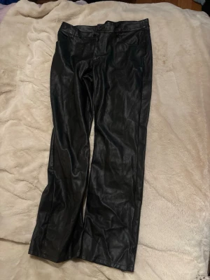 Svarta manchesterbyxor i straight fit - Snygga svarta manchesterbyxor med klassisk rak passform. Byxorna har normal midja och stilrena detaljer, perfekta för dig som vill ha en tidlös look. Materialet är mjukt manchester som ger en skön känsla och cool vibe.