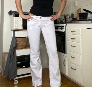 Lågmidjade vita jeans  - Jättefina vita Lågmidjade jeans. Fint skick förutom några små små fläckar på benet (se sista bilderna) och ytterst lite slitage längst ner vid hälen. Men detta är ingenting man tänker på när man har på sig dom, och det går säkert bort i tvätten (ingen garanti)🤍 innerbenslängden är Ca 83, vet tyvärr inte midjemåttet.