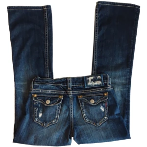 Vintage lowwaist bootcut jeans, y2k/2000tal - Mörkblå lågmidjade utsvängda jeans med coola fickor!