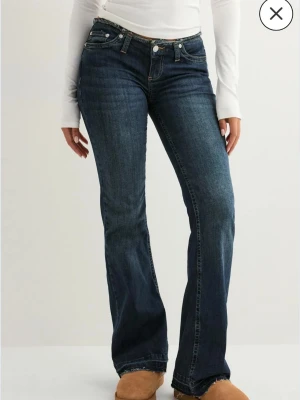Mörkblå bootcut jeans med midja - Helt nya waist bootcut jeans, köpta på Nelly! Då dom inte passade mig, Säljer jag dom nu. Testade 1 gång, lappen är fortfarande kvar. Dom är långa i längden. :)