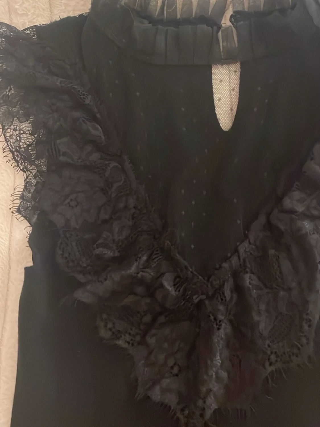 Svart spetsblus med volangdetaljer - 1