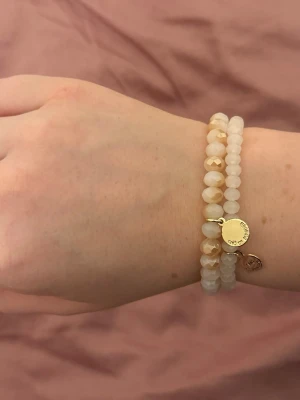 Pärlarmband från SNÖ of sweden - Två stilrena armband från SNÖ of Sweden med matta, beige och ljusrosa pärlor.💞