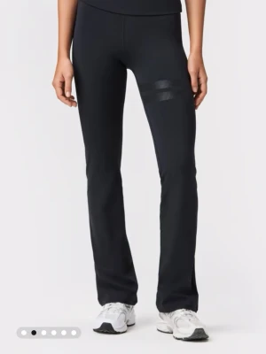 Svarta bootcut leggings Stronger - Bootcut leggings i svart från stronger med hög midja som är nedvikbar. Aldrig använda. Logga på höften och detalj på låret. Perfekta för träning!