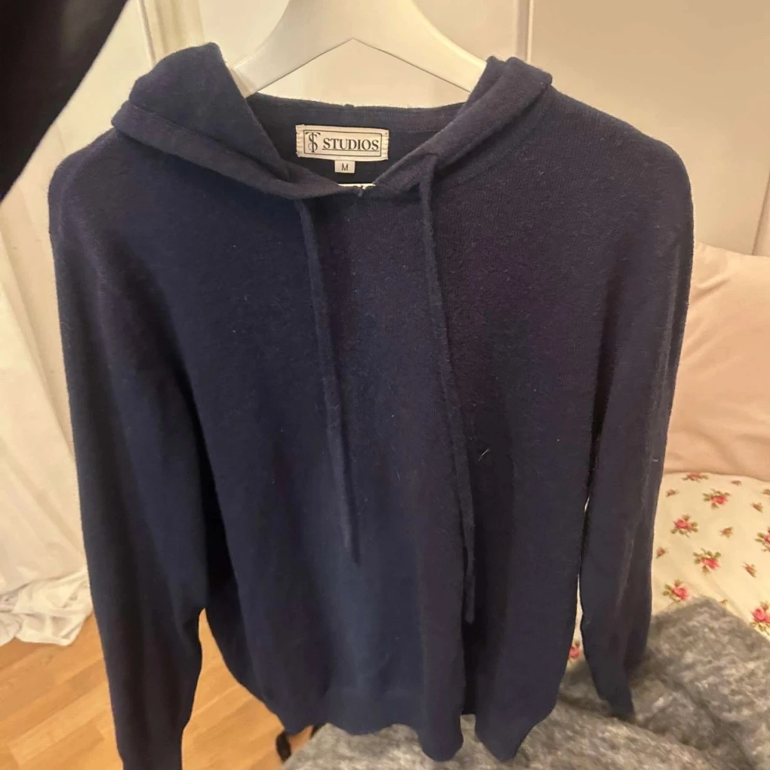 Mörkblå hoodie från Studios - 2