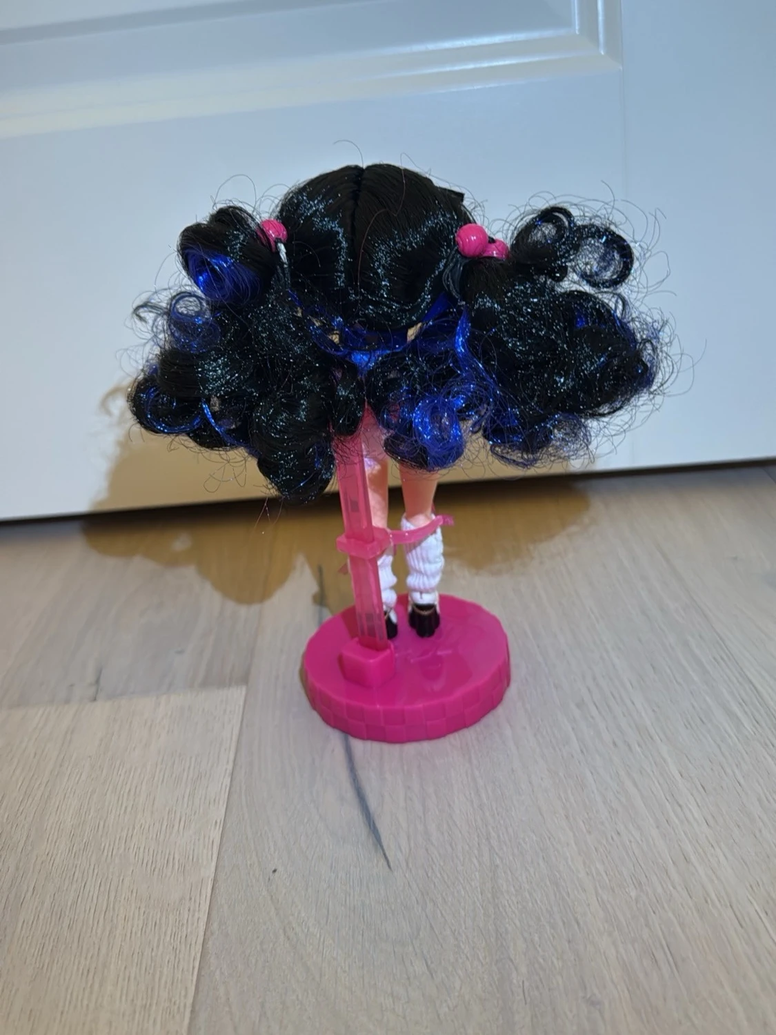 Docka med blåsvart lockigt hår - 1