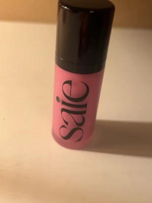 Saie dew liquid blush  - Blush från Saie i färgen Baby använd en gång säljer för att färgen inte passade mig köpt för 260 kr pris kan diskuteras 💓
