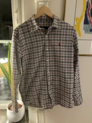 Ralph Lauren skjorta - Tja! Säljer nu denna riktigt coola rutiga Ralph Lauren skjortan! Skicket är väldigt bra då den är sparsamt omhändertagen. Kom gärna med frågor eller bud!
