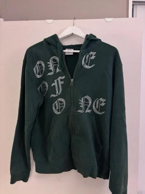 One of One - One of one zip hoddie i bra skick, alla stenar sitter kvar!