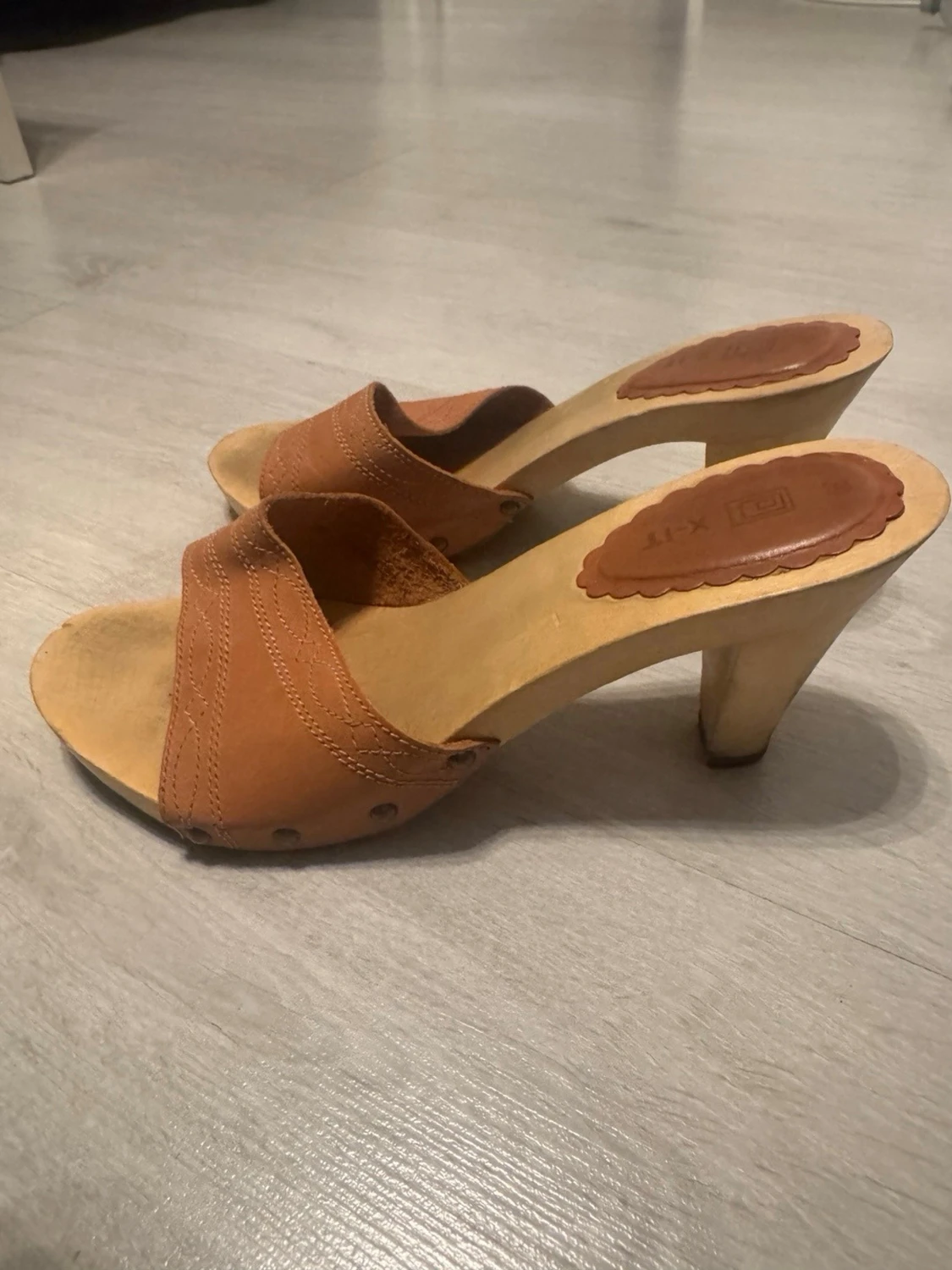 Bruna träklackade sandaler - 1