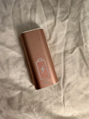 POWER bank - Fin och mycket praktisk power bank lätt att ladda och använda när man är stressad, bara att lägga i väskan och ladda påväg.💕