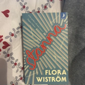 Stanna - En gripande berättelse om Ester som möter kärlek, sorg och vänskap i Stockholm. Perfekt för unga vuxna som gillar starka känslor och att följa livets stora frågor. En hyllning till systerskap och att våga stanna kvar när det är som svårast.