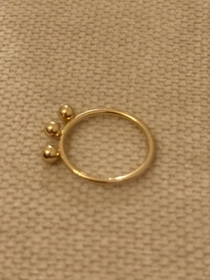 Guldig ring  - Guldfärgad ring med 3 kulor på. 