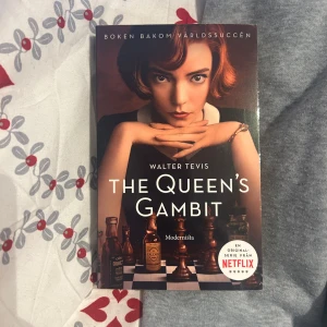 The Queen's Gambit - Följ Beth Harmon, ett schackgeni som kämpar mot missbruk och utmanar mansdominerade världar på 1950-talet. En gripande berättelse om talang, kamp och att hitta sin plats, känd från Netflix-serien. Perfekt för dig som gillar starka karaktärer och spännande historier.
