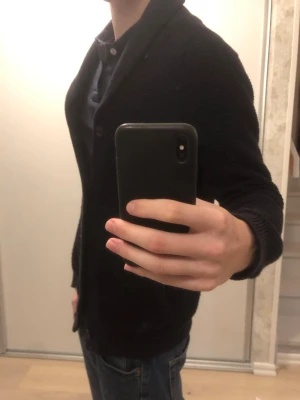 Mörkblå stickad cardigan - Tja, säljer just nu en fin stickad cardigan utan defekter. Perfekt för lager på lager och passar till jeans eller chinos. Passar perfekt nu till våren. Killen på bilderna är 185cm och ungefär 70 kilo. Tveka inte att höra av er kring eventuella frågor✅