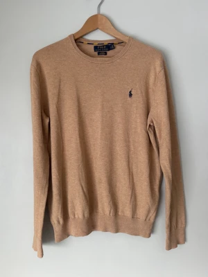 Beige tröja från Polo Ralph Lauren - Snygg beige tröja från Polo Ralph Lauren i slim fit | Storlek L passar M | Grymt skick | Ställ gärna frågor 🙌🏼