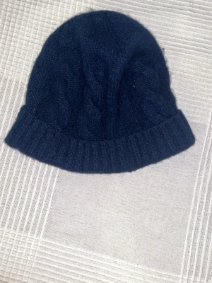 John Henric Kashmir mössa - Blå John Henric Kashmir mössa. Nypris 899kr