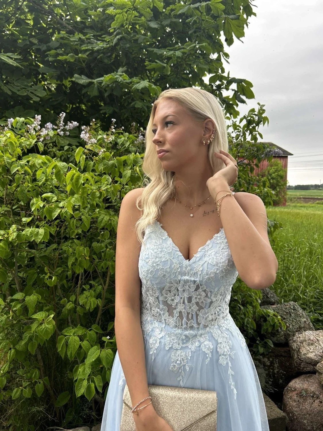 Ljusblå långklänning med spetsdetaljer - 1