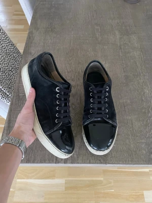 Svarta Lanvins - Säljer ett par feta Lanvins för endast 1499kr!🔥Skorna är storlek 42 och är i bra skick. Originalsula inuti skon saknas. Dm för fler bilder på t.ex. defekter👌👑Inget OG
