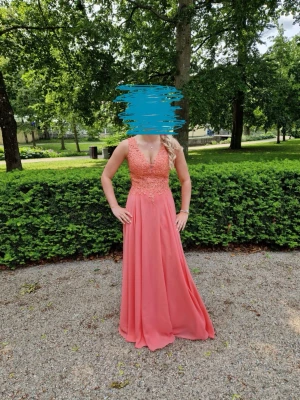 Korallfärgad långklänning med spets - Långklänning i korall med v-ringad spets❤️är 168cm🥰kommer även funka för dig som har 34