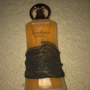 Loveliness Sensuelle EdP - Upptäck Loveliness Sensuelle – en parfym med elegant design och svart spetsdetalj. Perfekt för dig som vill ha en unik och stilfull accessoar på parfymhyllan. Snygg flaska med guldfärgad spray och hjärtformad kork.