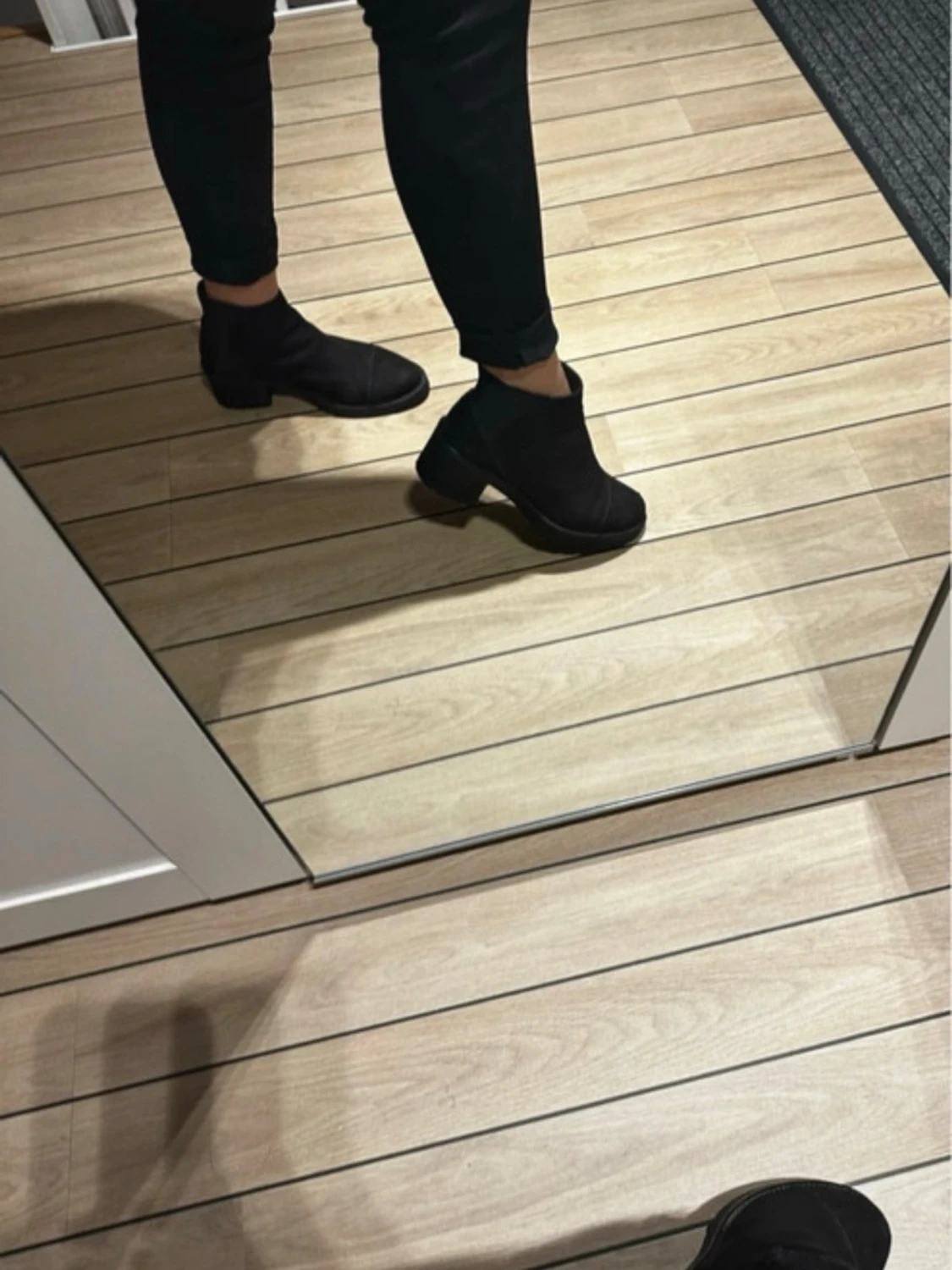 Svarta boots med klack i mocka - 1