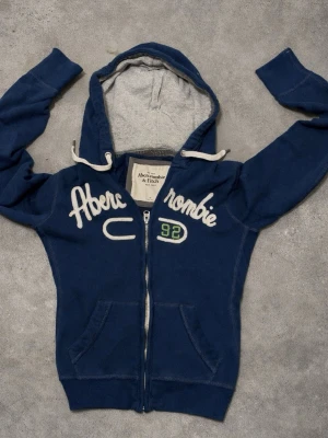 Vintage Abercrombie and fitch zip up (sällsynt) - As snygg zip up hoddie från Abercrombie and fitch, den är i mycket bra skick och funkar till mycket! Rimliga bud accepteras!!