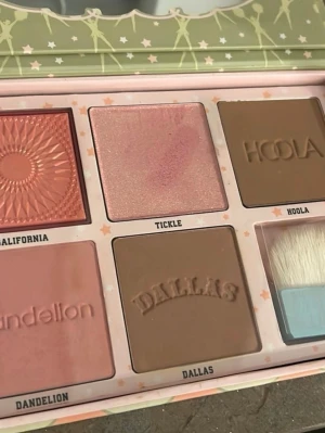 Benefit limited edition palett - Benefit Cosmetics smink palett cheerleaders 5 olika puder i nyansen California Tickle, Hoola, Dandelion och Dallas. En borste ingår också.  2 rouge 1 highlight och 2 bronzer/contour samt 1 borste   Finns inte kvar att köpa perfekt för nybörjare eller om du vill ha allt i samma palett för resande fot  Med plastskydd kvar  Kan hämtas i Stockholm och fraktas