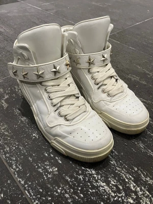 Givenchy Tyson - IG : @jedarchivee  Anyways let’s get into the info: - Extremely rare Givenchy Tysons - Size 45  - White colour with silver star straps - Near perfect condition for age - ”Flaws” are yellowing of the sole and minor creasing, and slight dirt. Most can be fixed with a bit of cleaning.  Only pair on the market 🤙 Hearing offers