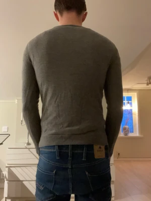 Grå Tröja - Tröjan är i bra skick och enda anledningen till att jag säljer den är att den har blivit för liten. Tröjan är storlek S! Pris 249kr! Går att förhandla priset och vid några funderingar är det bara att höra av sig