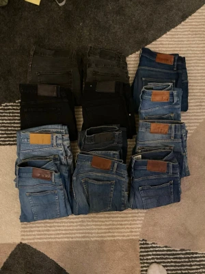 Flera par tiger of sweden jeans i olika färger - Säljer ett gäng tiger of sweden jeans  i olika tvättar och färger, från svart till ljusblå denim. Klassisk femficksmodell med läderpatch bak. Perfekta för dig som vill ha flera stilar att välja mellan. Alla är i klassiskt jeansmaterial och har raka eller något smalare ben. Finns bra profit att hämta 12st jeans 