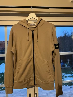 Stone Island Hoodie - Säljer en snygg beige hoodie från Stone Island. Har använt få gånger🤗 Ställ gärna frågor!!
