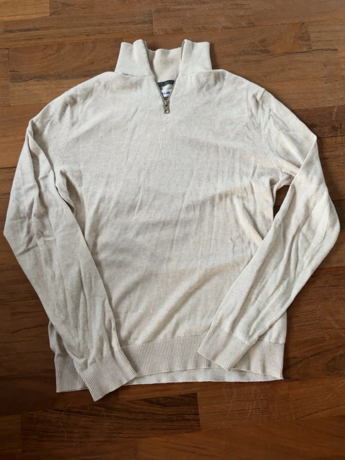 Beige halvzip tröja med hög krage