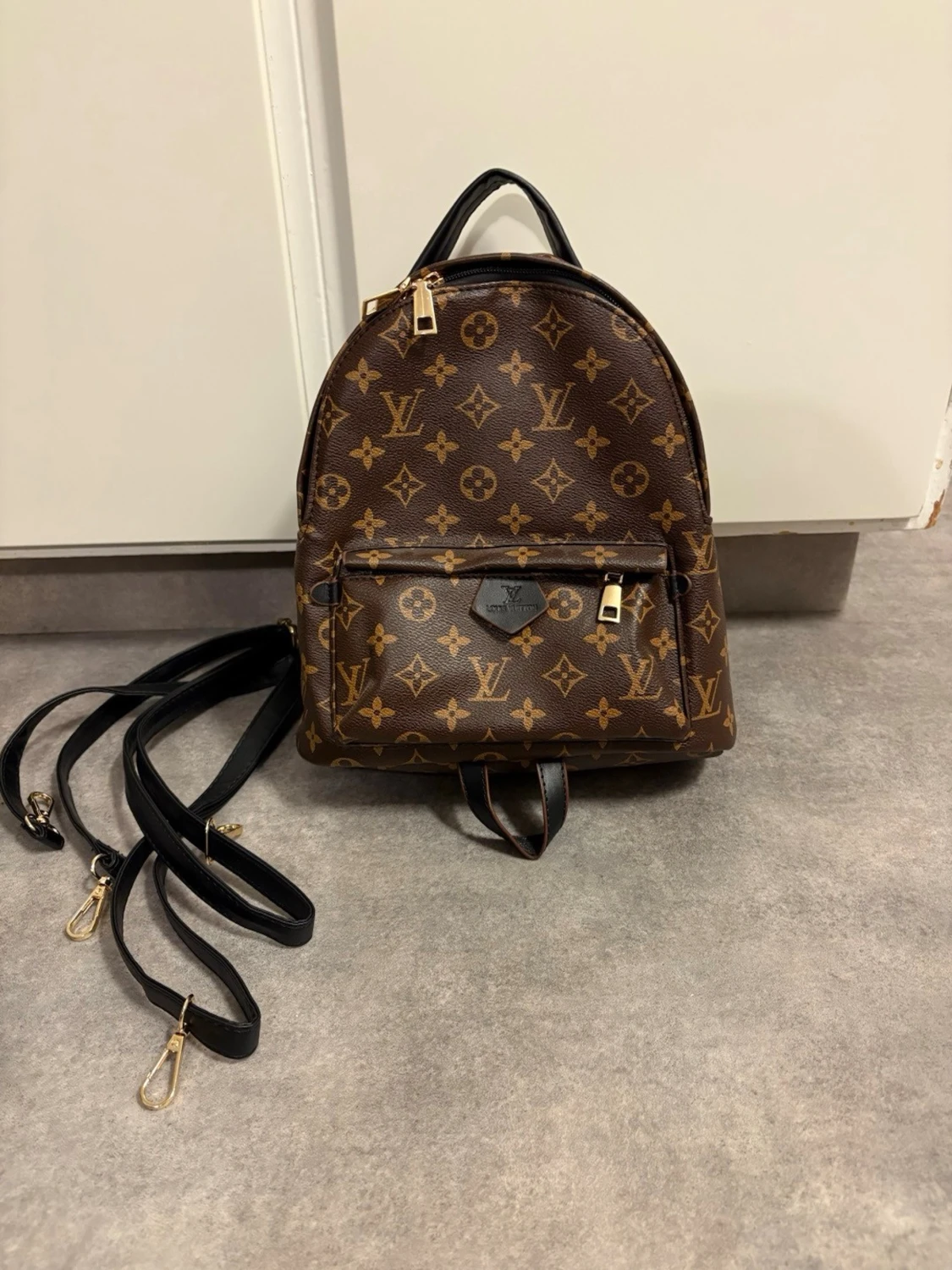 Liten, mönstrad ryggsäck.