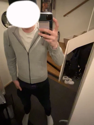 Ljusgrå zip-hoodie med huva - Tjena! Säljer nu min zip hoodie i storlek S, hoodien är i mycket bra skick men tyvärr blivit för liten för mig, skriv för minsta fundering 💭 