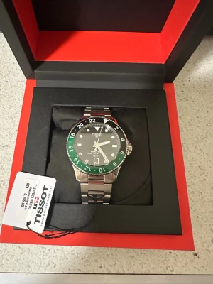 Tissot seastar ny - Snygg och unik Tissot seastar. Klockan är helt ny med prislappen kvar. Nypris är runt 6000kr så hör av er vid frågor eller funderingar så löser vi en schysst deal. 