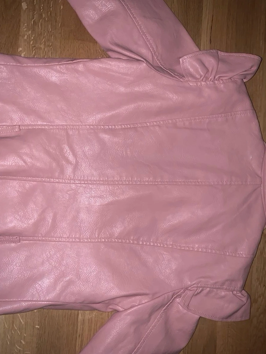 Rosa skinnjacka med rosetter - 1