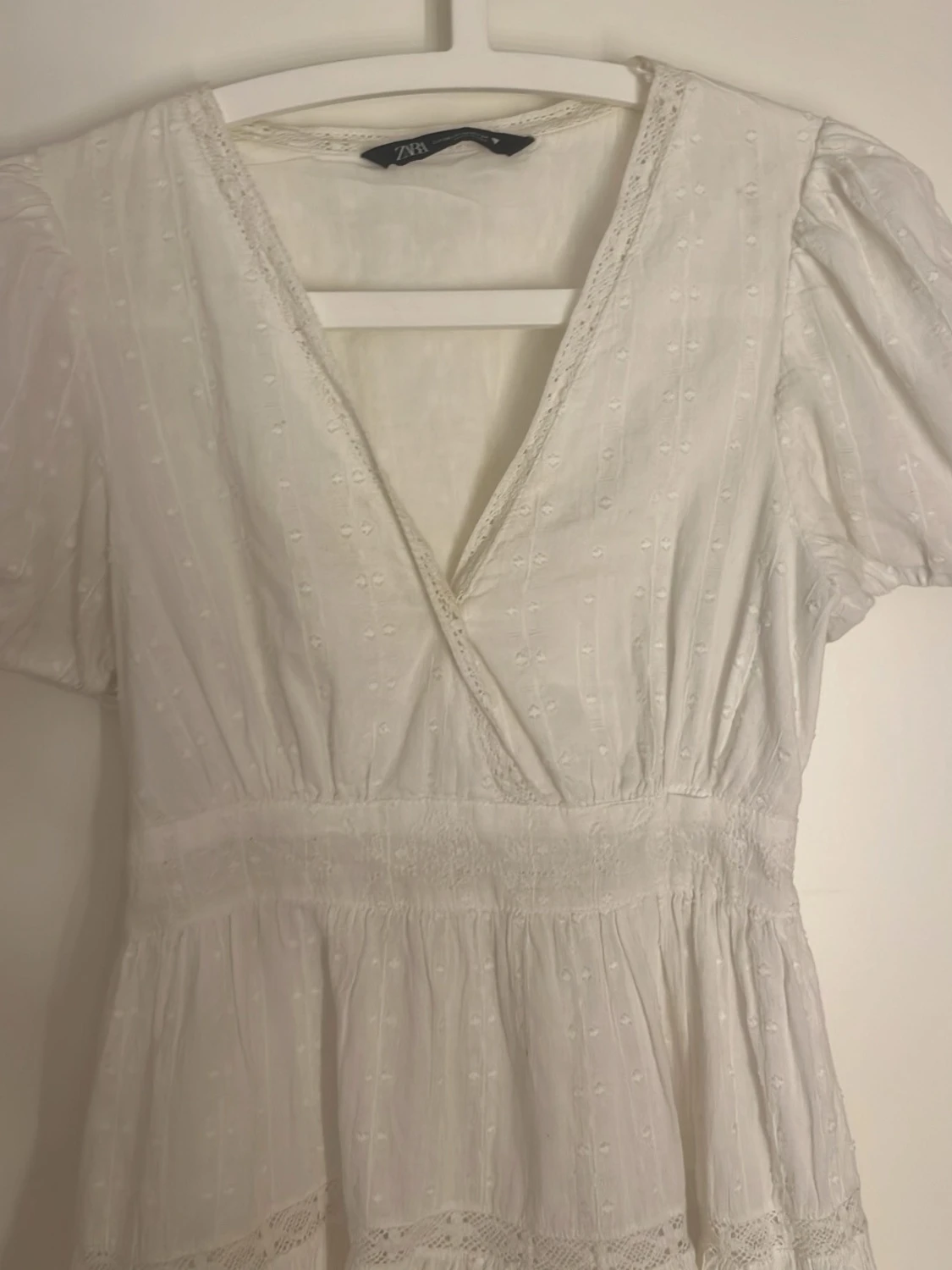 Vit omlottklänning med puffärm - 3