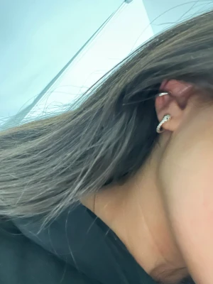 Silvriga örhängen - Super snygga silver örhängen som är helt oanvända, en cuff med textur och ett super snyggt format som en orm, inte säker på var det är ifrån då de var en present, säljer då jag mest använder guld☹️meddela om intresset endas gäller en av dem😊