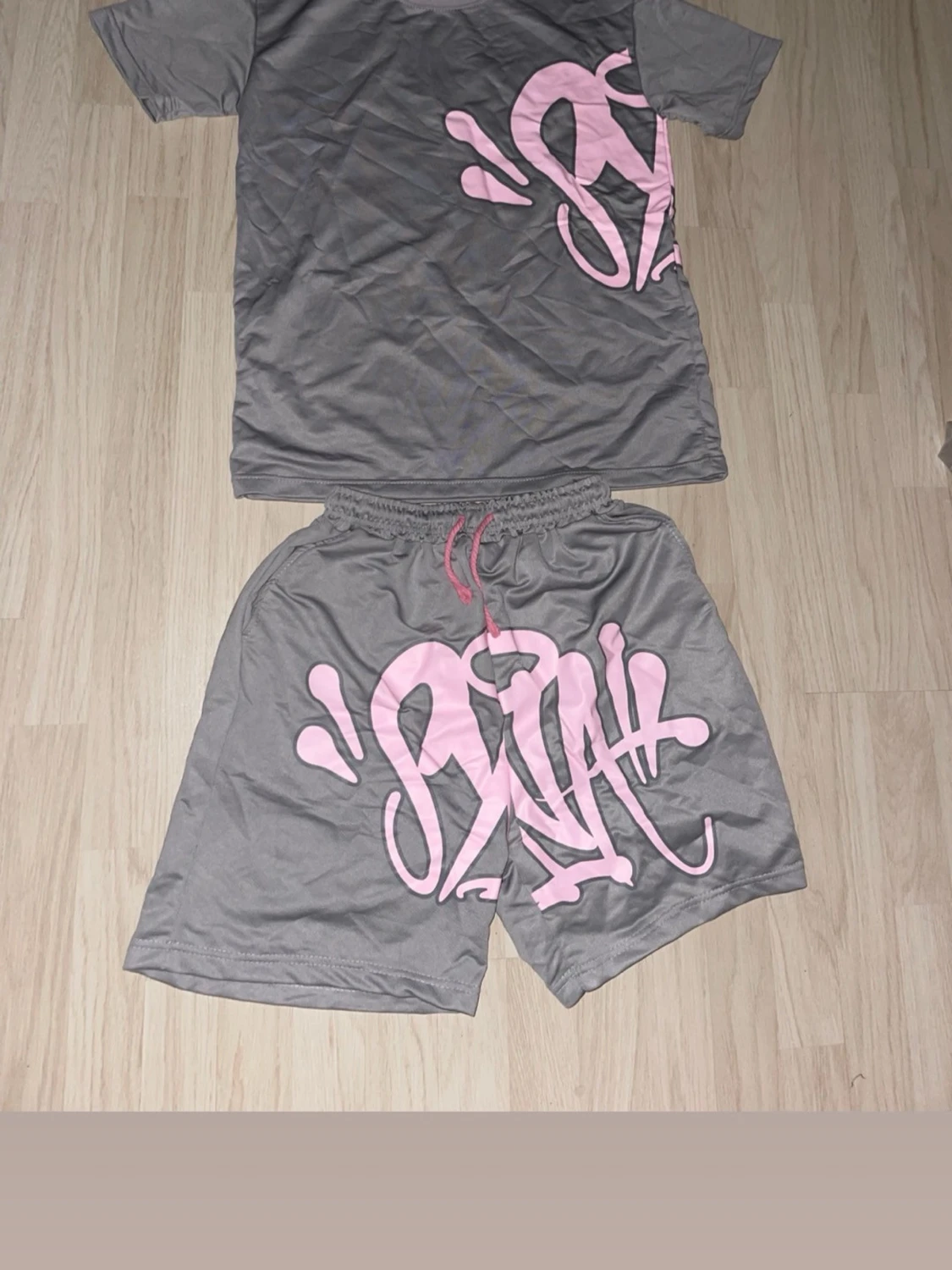 Grått set med rosa graffiti-tryck