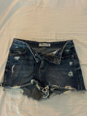 Blå jeansshorts  - Säljer ett par blå jeansshorts från F.B. Sister i storlek S. 