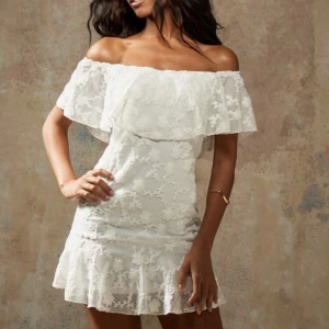 Vit spetsklänning - Vit kortklänning från Missguided av shein med offshoulder och volangdetaljer. Klänningen har blommigt spetsmönster och är figurnära med en söt volang längst ner. Köpt som alternativ till avslutningsklänning, nypris: 313 kr, men är bara lite stor på mig som ofta bär xs.