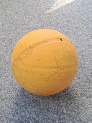 Basketboll - Jag säljer en basketboll i storlek 5. Den är perfekt för dig som vill spela basketboll.  Tveka inte att höra av dig om du är intresserad eller har några frågor. Först till kvarn gäller!