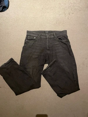 Svarta raka jeans från Jack&jones - Använd dom några få gånger men säljer för att ja tyckte dom är lite för stora. Skicket är som nytt. Pris kan diskuteras 