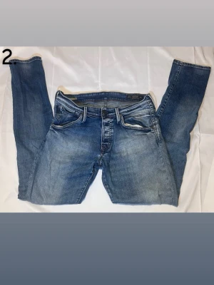 Jack and Jones jeans  - Säljer de här snygga Jack and Jones jeansen i storlek W31 L34 i modellen Glenn/slimfit. Jeansen har en riktigt snygg färg men även tvätt och är perfekta för vintern/våten. Priset är inte fast utan går att diskutera!