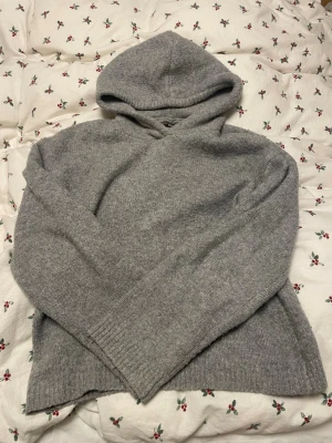 Stickad hoodie - Superfin stickad hoodie ifrån bikbok. Storlek xs. Säljs då den tyvärr inte kommer till användning💞