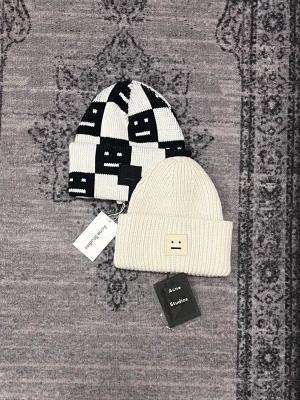 2 Acne Studios mössor  - Säljer mina acne studios mössor, skriv vid frågor, priset är förhandlingsbart vid snabb affär och kan skicka direkt efter köpet 😊  Passar både män och kvinnor 😀