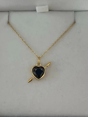 Maria Nilsdotter ”Rebel Love” Necklace inspired  - Aldrig använd, 18K guldpläterad och tillverkad i rostfritt stål. Kedjans längd 40+5 cm och nickelfri. Om du har fler frågor, tveka inte att höra av dig 🤗
