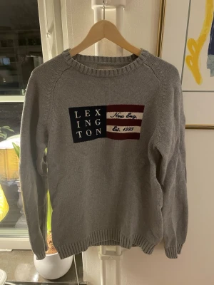 Stickad Lexington tröja  - Tja! Säljer nu denna riktigt feta Lexington tröjan. Färgen är grå och skicket är väldigt bra då den inte har några defekter utan har bara blivit använd sparsam. Kom gärna med bud eller frågor!